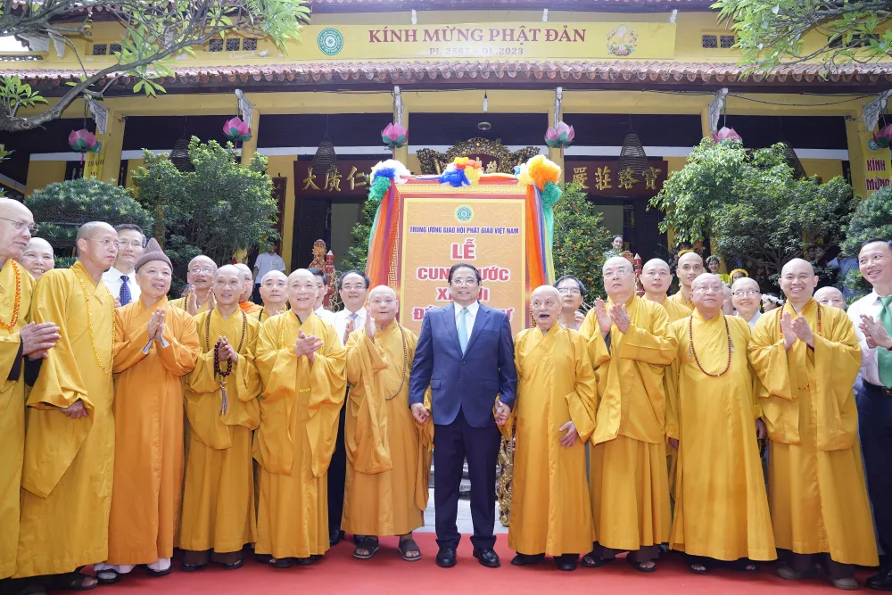 Thủ tướng Phạm Minh Chính chụp ảnh chung cùng các Chư tôn giáo phẩm tại trụ sở Giáo hội Phật giáo Việt Nam. Ảnh: ĐỖ TRUNG