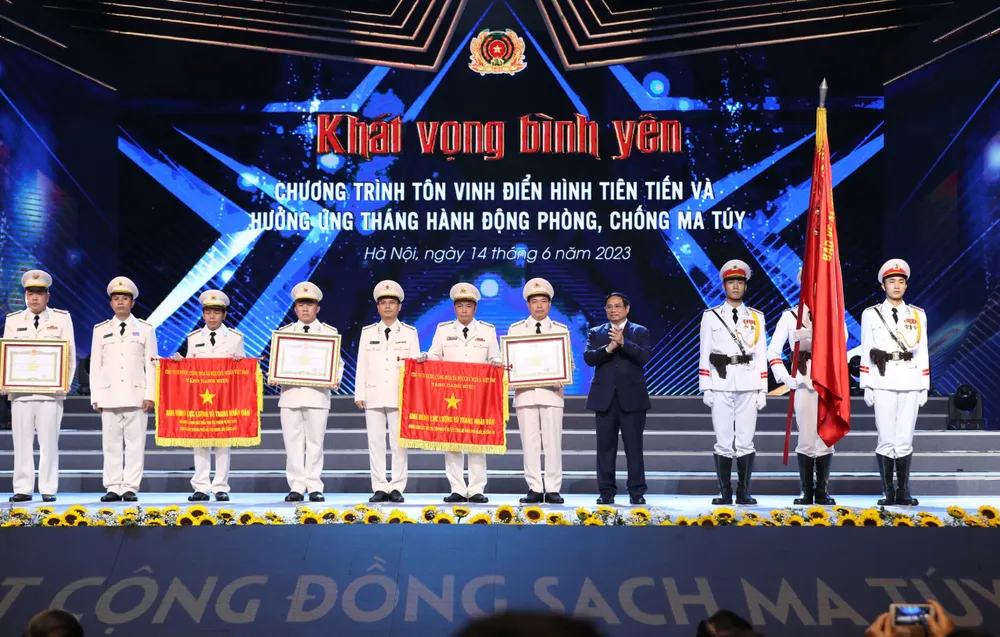 Thủ tướng Phạm Minh Chính trao tặng Danh hiệu Anh hùng lực lượng vũ trang nhân dân cho các đơn vị. Ảnh: QUANG PHÚC