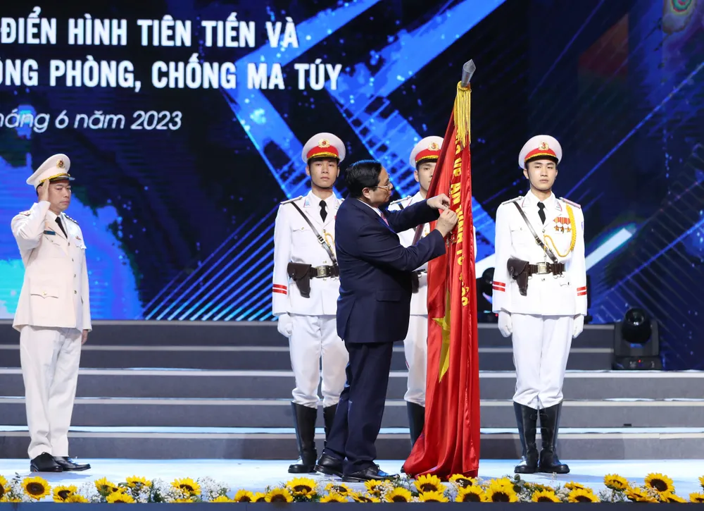 Thủ tướng Phạm Minh Chính trao tặng Danh hiệu Anh hùng lực lượng vũ trang nhân dân cho các cá nhân, đơn vị, tối 14-6. Ảnh: QUANG PHÚC
