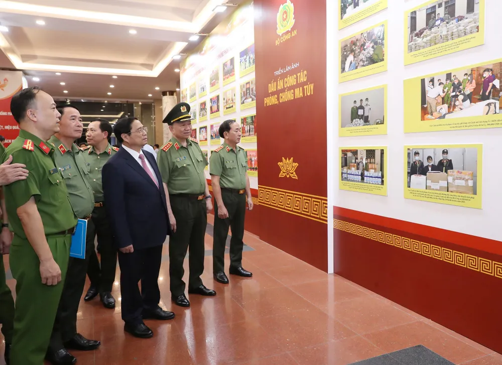 Thủ tướng Phạm Minh Chính và lãnh đạo Bộ Công an tham quan triển lãm ảnh dấu ấn công tác phòng, chống ma túy. Ảnh: QUANG PHÚC