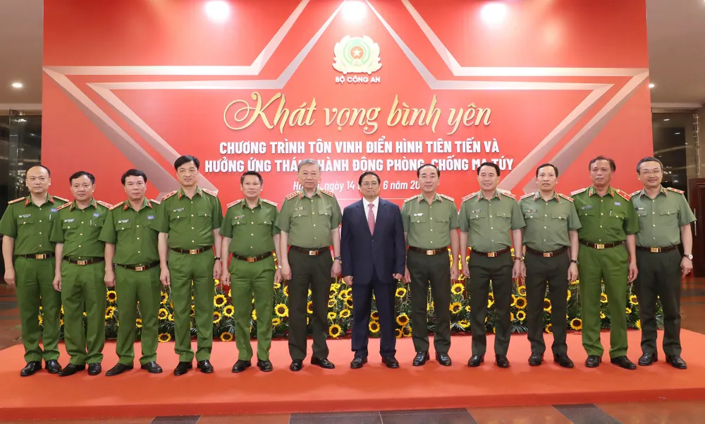 Thủ tướng Phạm Minh Chính chụp ảnh cùng lãnh đạo Bộ Công an. Ảnh: QUANG PHÚC