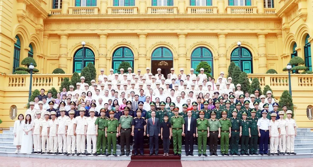 Chủ tịch nước Võ Văn Thưởng chụp ảnh lưu niệm với các điển hình tiên tiến trong công tác phòng, chống ma túy. Ảnh: XUÂN TRƯỜNG