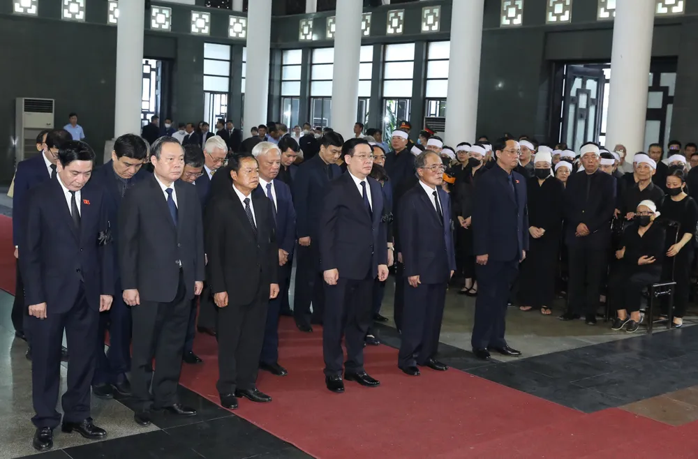 Chủ tịch Quốc hội Vương Đình Huệ cùng nguyên lãnh đạo Quốc hội vào viếng đồng chí Vũ Khoan. Ảnh: QUANG PHÚC