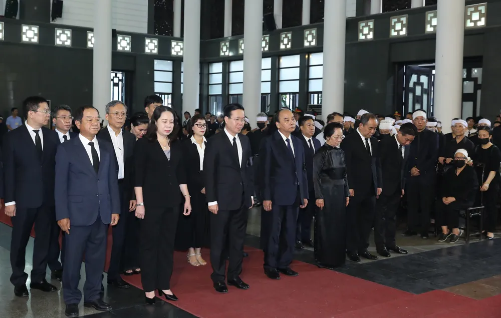 Chủ tịch nước Võ Văn Thưởng dẫn đầu đoàn Chủ tịch nước vào viếng đồng chí Vũ Khoan. Ảnh: QUANG PHÚC