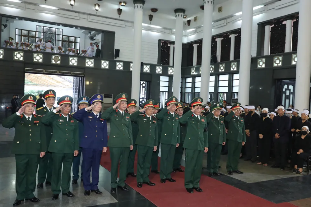 Đoàn Bộ Quốc phòng vào viếng đồng chí Vũ Khoan. Ảnh: QUANG PHÚC