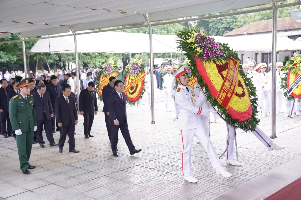 Đoàn Quốc hội do Chủ tịch Quốc hội Vương Đình Huệ dẫn đầu vào viếng đồng chí Vũ Khoan. Ảnh: ĐỖ TRUNG