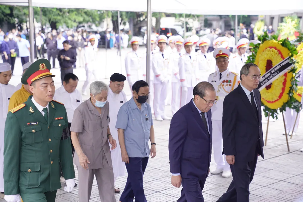 Đoàn Ủy ban Trung ương MTTQ Việt Nam do đồng chí Hoàng Công Thủy, Phó Chủ tịch dẫn đầu, vào viếng đồng chí Vũ Khoan. Ảnh: ĐỖ TRUNG