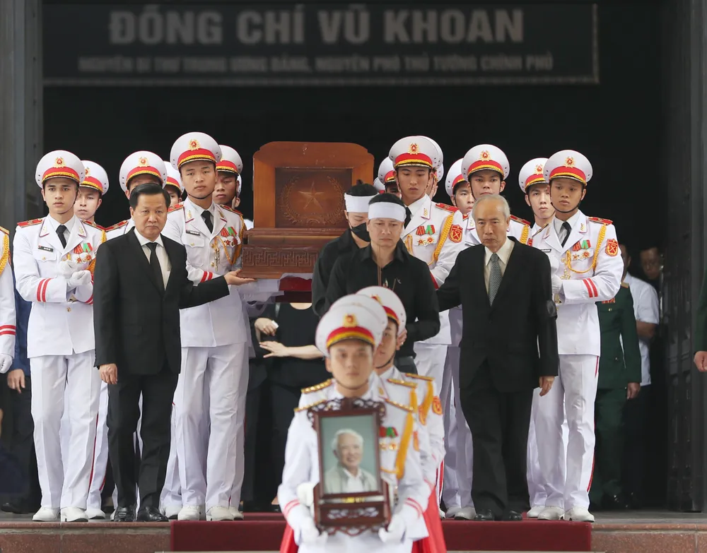 Thực hiện nghi thức di quan đồng chí Vũ Khoan. Ảnh: QUANG PHÚC Thực hiện nghi thức di quan đồng chí Vũ Khoan. Ảnh: QUANG PHÚC