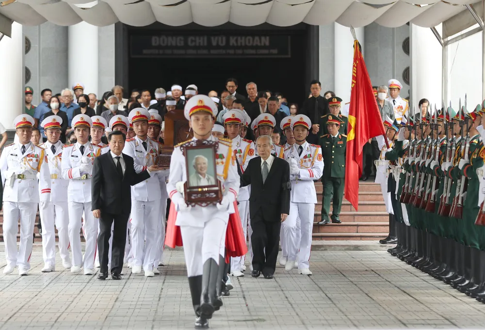 Các đồng chí lãnh đạo, nguyên lãnh đạo Đảng, Nhà nước thực hiện nghi thức di quan nguyên Phó Thủ tướng Vũ Khoan. Ảnh: QUANG PHÚC Các đồng chí lãnh đạo, nguyên lãnh đạo Đảng, Nhà nước thực hiện nghi thức di quan nguyên Phó Thủ tướng Vũ Khoan. Ảnh: QUANG PHÚC