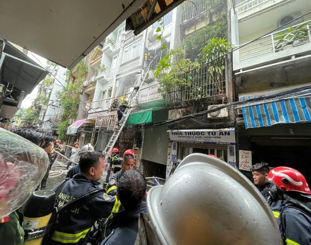 Các lực lượng tham gia chữa cháy