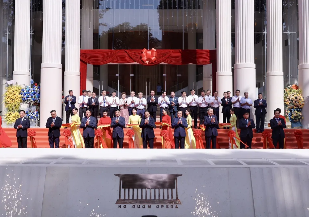 Thủ tướng và các đại biểu cắt băng khánh thành Nhà hát Hồ Gươm