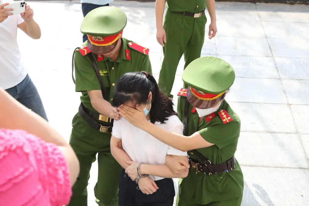 Một bị cáo nữ cũng được che mặt. Ảnh: QUANG PHÚC