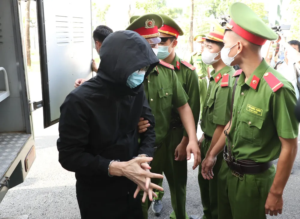 Một bị cáo được che kín mặt. Ảnh: QUANG PHÚC