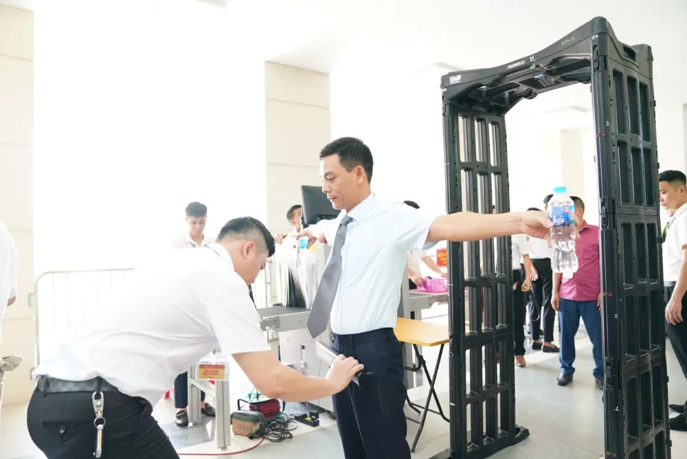 Phiên tòa được kiểm tra an ninh chặt chẽ. Ảnh: ĐỖ TRUNG