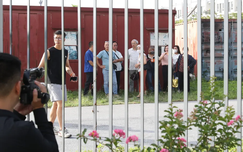 Một số người thân của bị cáo và người dân theo dõi từ bên ngoài tòa. Ảnh: QUANG PHÚC