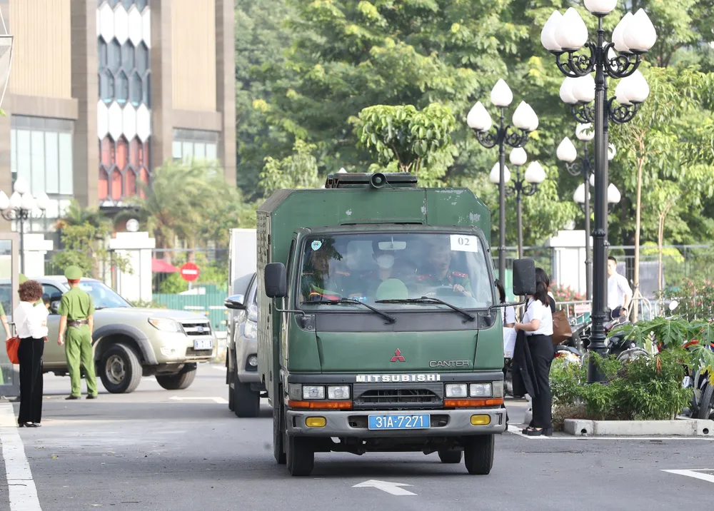 Khoảng 7 giờ, xe đưa các bị cáo đến tòa. Ảnh: QUANG PHÚC