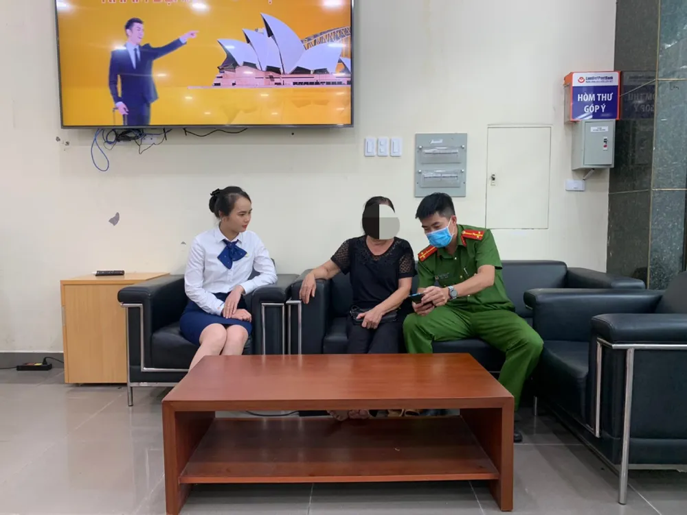 Cán bộ công an kịp thời phối hợp với ngân hàng ngăn chặn vụ lừa đảo qua không gian mạng tại TP Cao Bằng. Ảnh: Công an TP Cao Bằng cung cấp