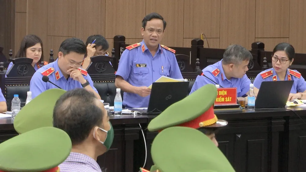 Đại diện viện kiểm sát công bố bản luận tội và đề nghị mức án với các bị cáo