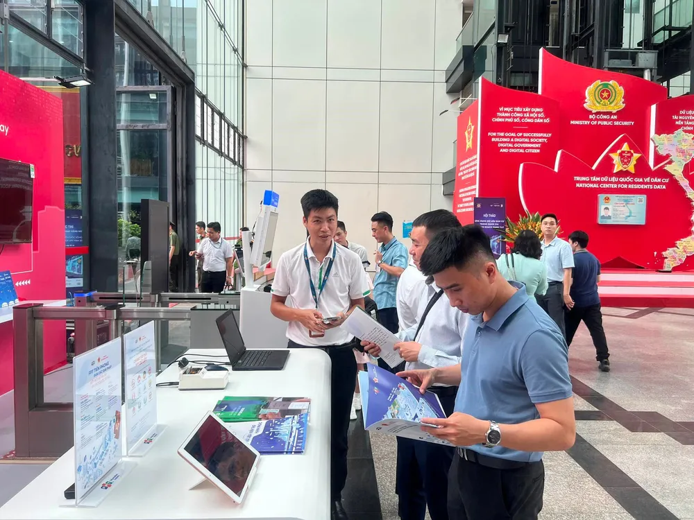 C06 trưng bày các sản phẩm phục vụ chuyển đổi số trong đời sống xã hội