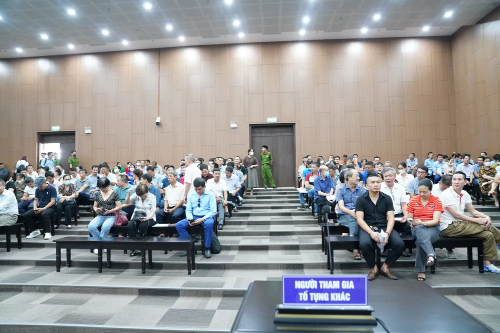 Các cư dân dự phiên tòa. Ảnh: ĐỖ TRUNG