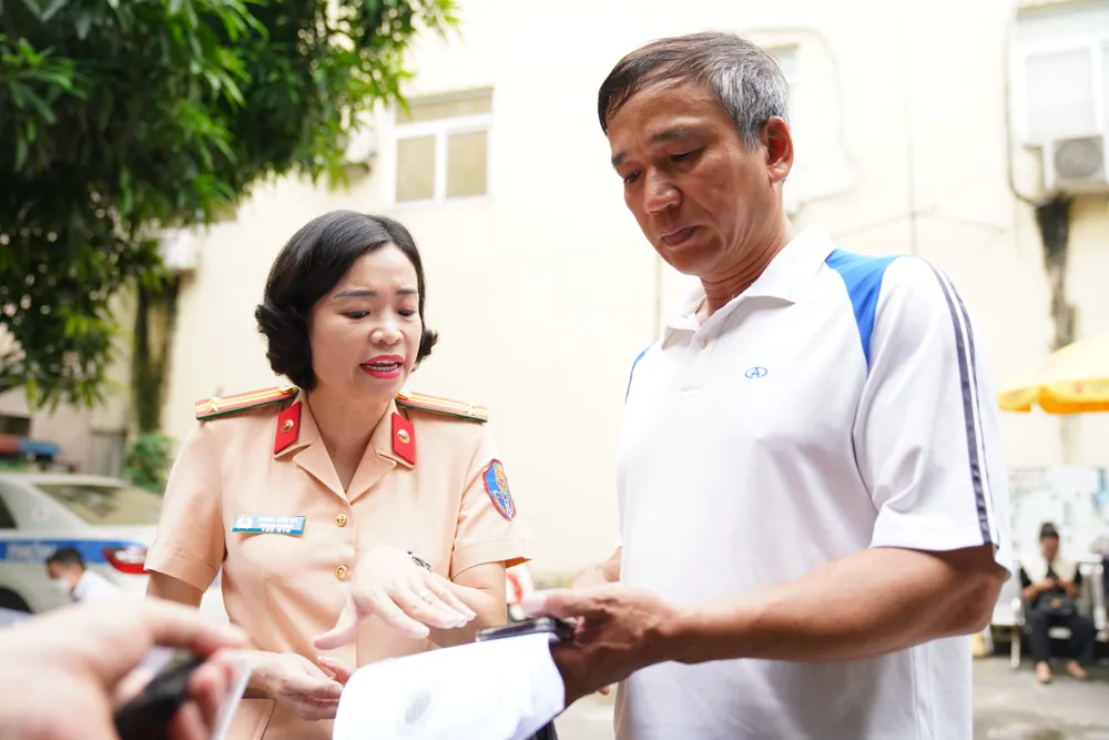 Ông Phạm Quang Đản (trú phường Nghĩa Tân, quận Cầu Giấy) cho biết, do ngày 14-8 ông không kịp hoàn thiện các thủ tục theo Thông tư 58, nên hôm nay (15-8) thực hiện Thông tư 24, ông có nguy cơ sẽ không được sở hữu biển số cũ