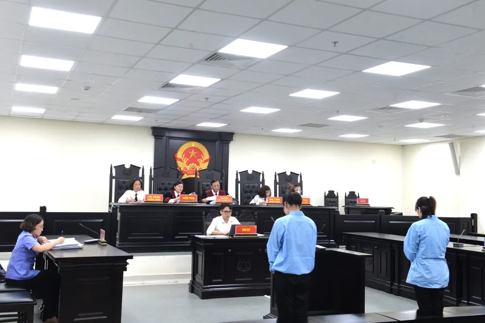 Hai bảo mẫu tại phiên tòa