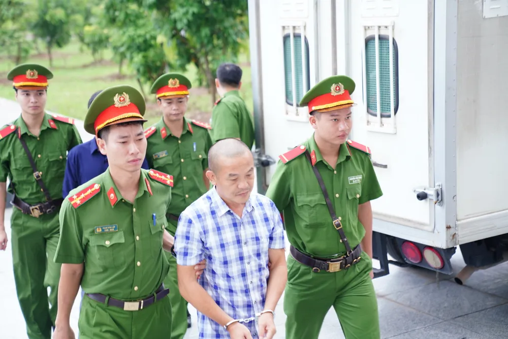 Bị cáo được dẫn giải vào phòng xử