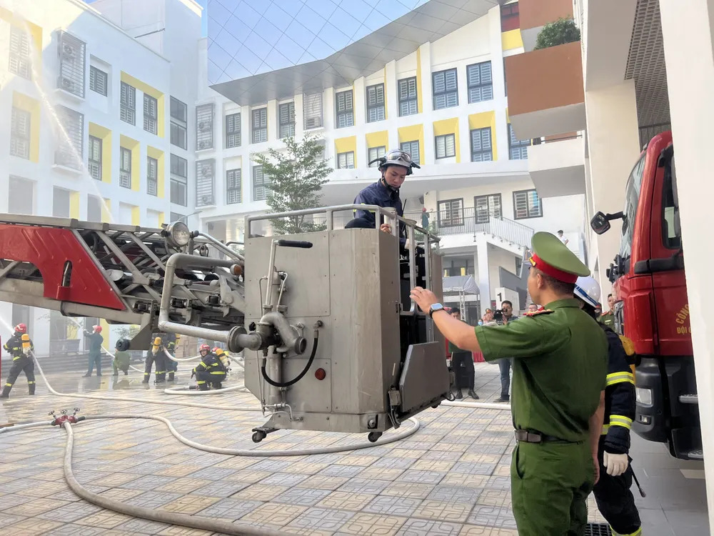 Cảnh sát hướng dẫn thoát nạn khi gặp cháy