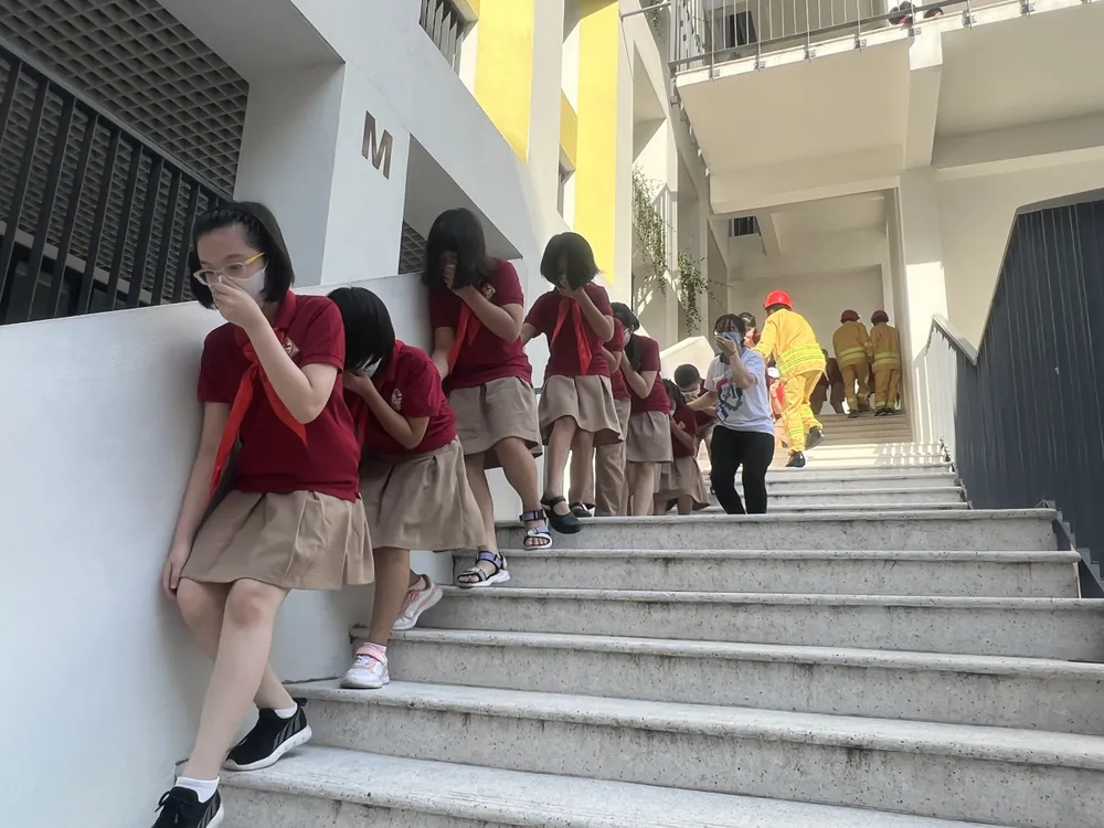 Các kỹ năng cơ bản để thoát nạn khi có cháy được học sinh thực hành thuần thục