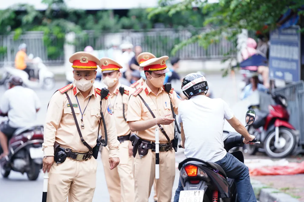 Cảnh sát giao thông Hà Nội kiểm tra nồng độ cồn người tham gia giao thông. Ảnh: ĐỖ TRUNG