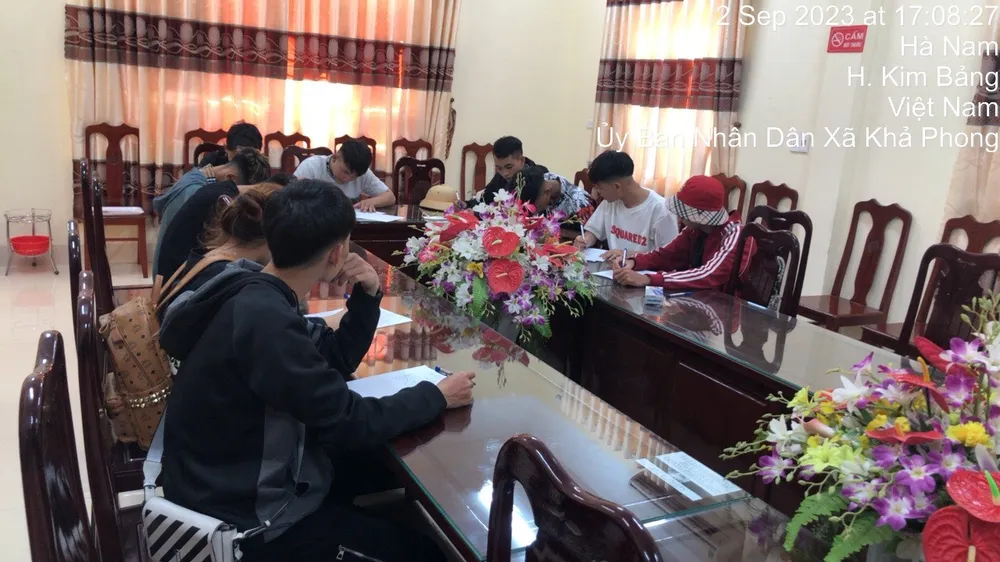 Các thanh thiếu niên viết bản tường trình