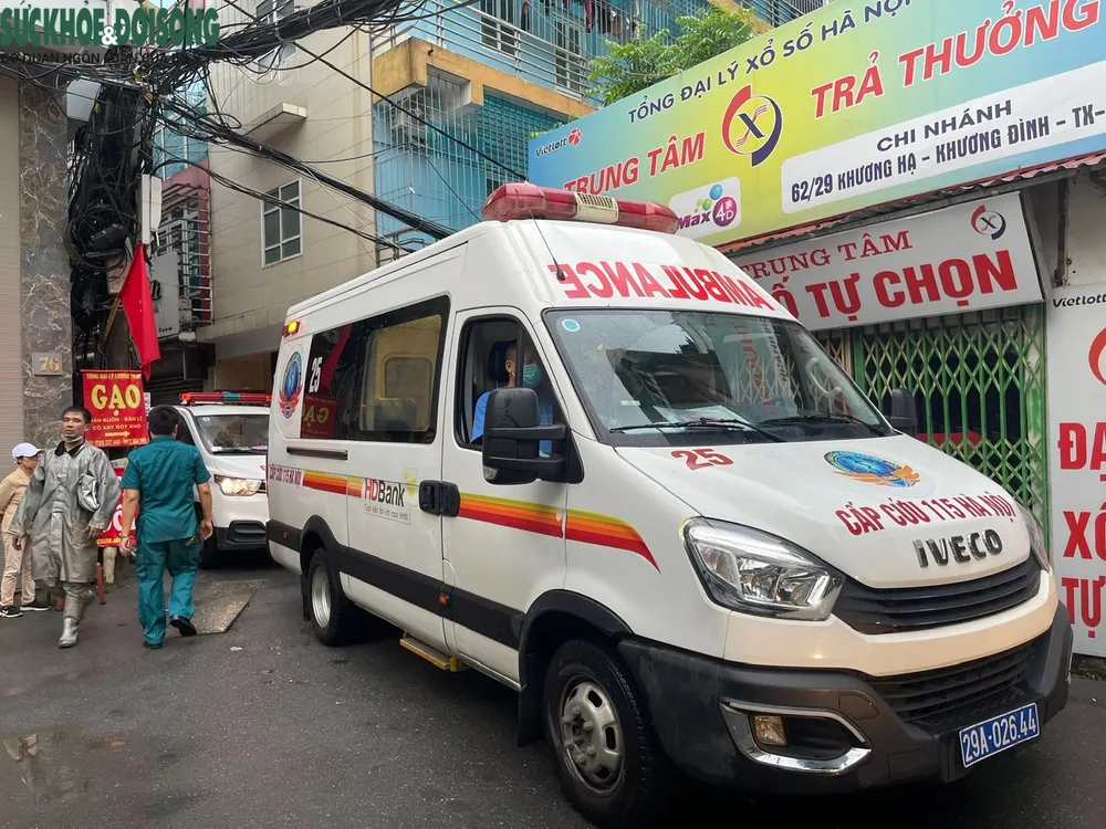 Sáng 13-9, nhiều xe cứu thương tiếp tục vận chuyển nạn nhân tới bệnh viện Sáng 13-9, nhiều xe cứu thương tiếp tục vận chuyển nạn nhân tới bệnh viện