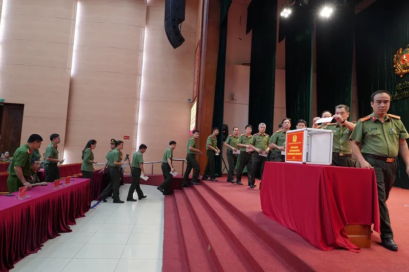 Cán bộ, chiến sĩ Công an TP Hà Nội quyên góp, giúp đỡ các gia đình gặp nạn trong vụ cháy