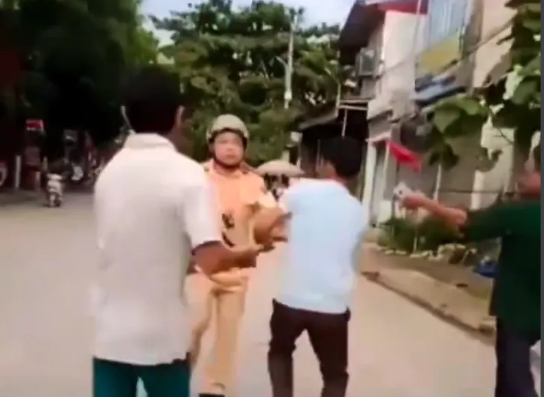 Nhóm người chống đối cán bộ cảnh sát giao thông