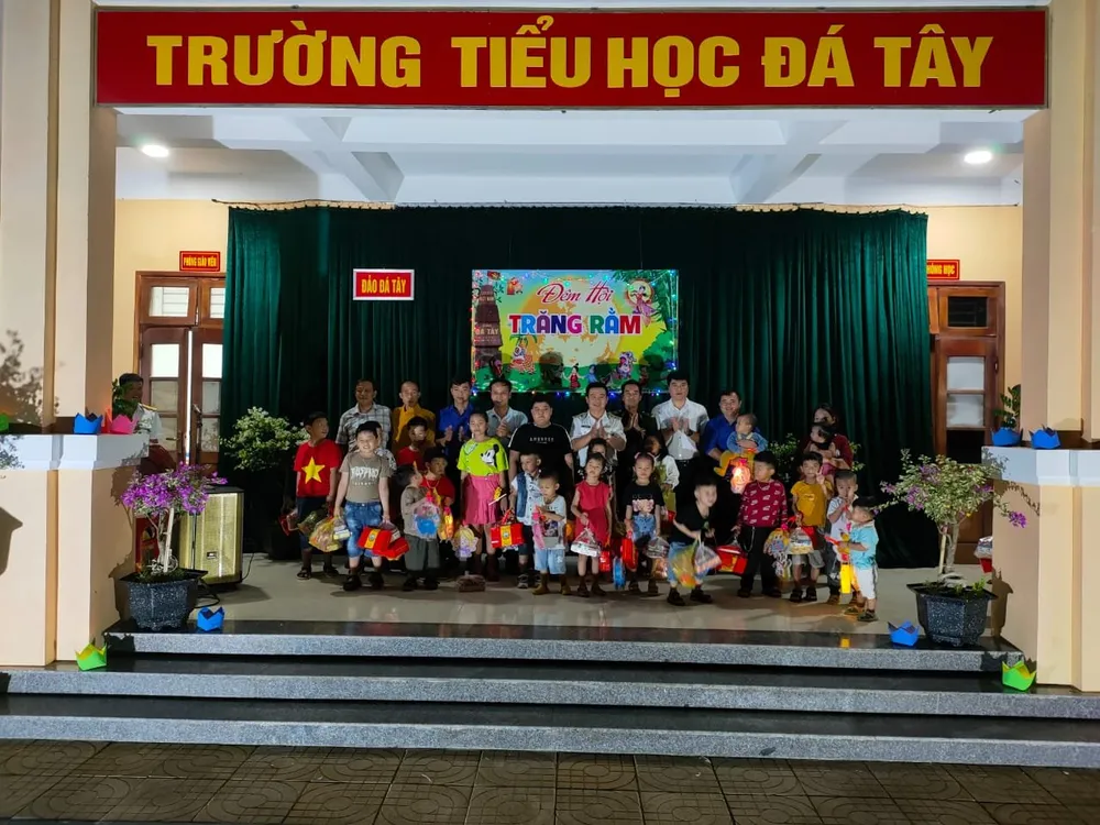 Lãnh đạo, chỉ huy đảo Đá Tây tặng quà Trung thu cho các cháu thiếu nhi