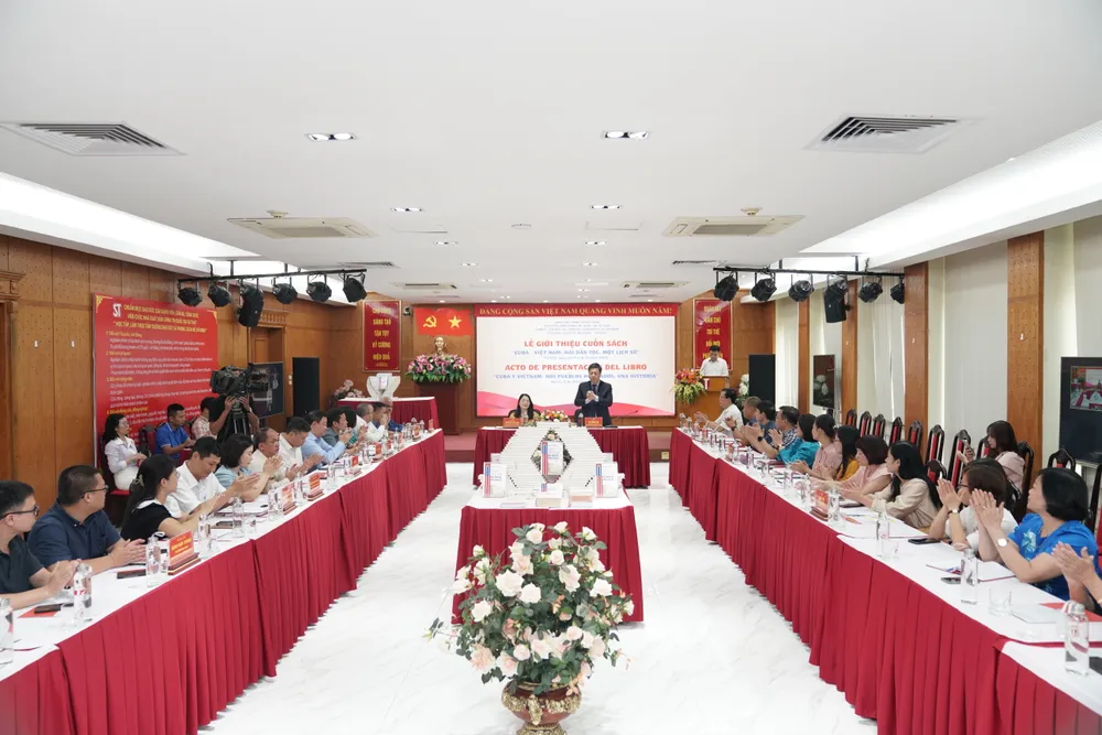 Quang cảnh buổi giới thiệu sách. Ảnh: ĐỖ TRUNG