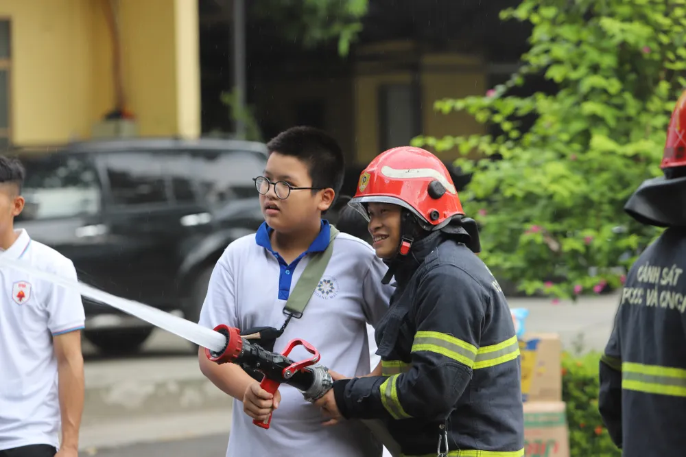 Học sinh tham gia trải nghiệm chữa cháy nhà cao tầng