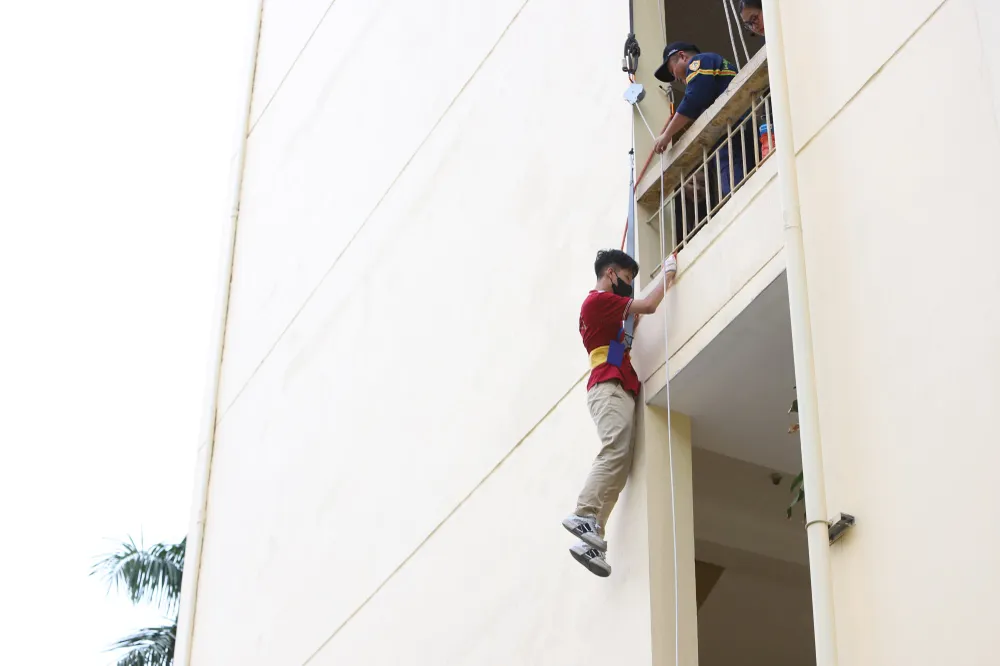 Trải nghiệm thoát nạn bằng thang dây thả chậm