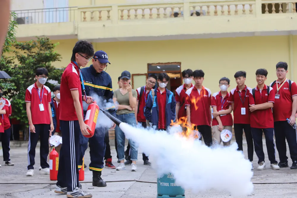 Nhiều học sinh tham gia trải nghiệm chữa cháy
