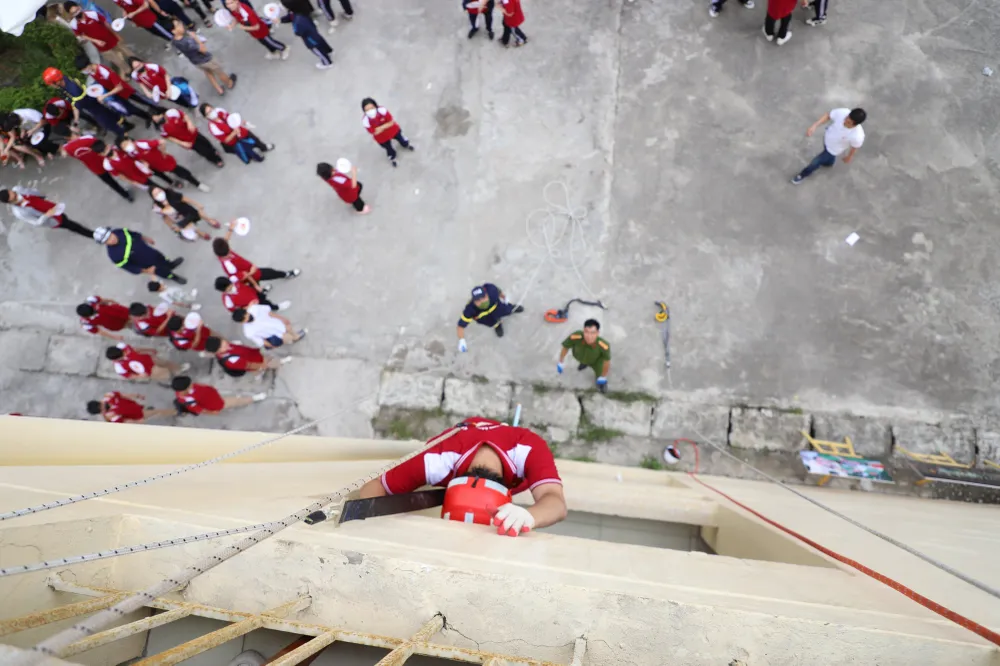 Một số học sinh tham gia thoát nạn bằng thang dây từ tầng cao