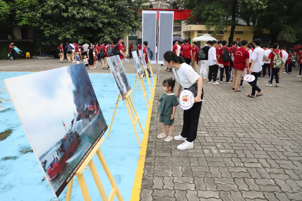 Bên cạnh hướng dẫn trải nghiệm kỹ năng thoát nạn, chữa cháy, tại Cục Cảnh sát PCCC-CNCH còn trưng bày những hình ảnh ghi lại những vụ việc chữa cháy, cứu nạn cứu hộ của lực lượng PCCC