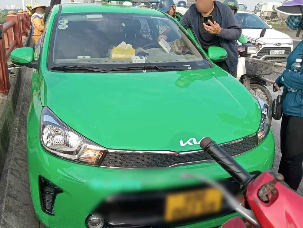 Chiếc xe ô tô Hiệp điều khiển được phát hiện trên cầu Thanh Trì