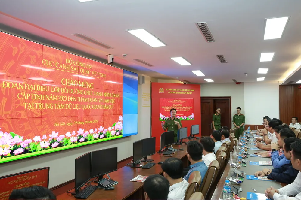 Lực lượng đoàn viên, thanh niên thăm Trung tâm Dữ liệu quốc gia về dân cư