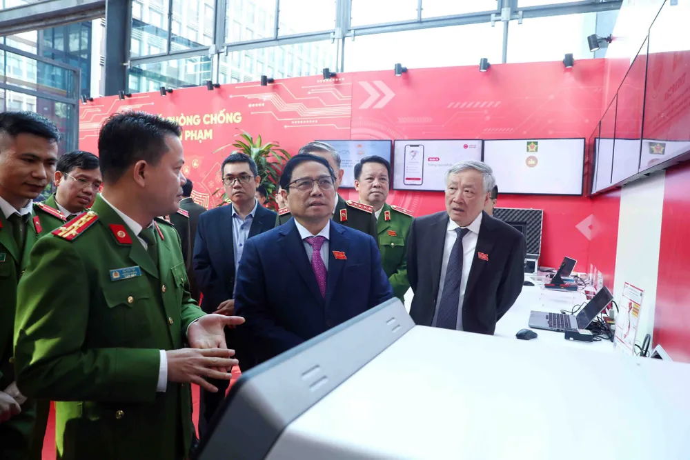 Thủ tướng Phạm Minh Chính tham quan gian trưng bày ứng dụng dữ liệu số của Bộ Công an