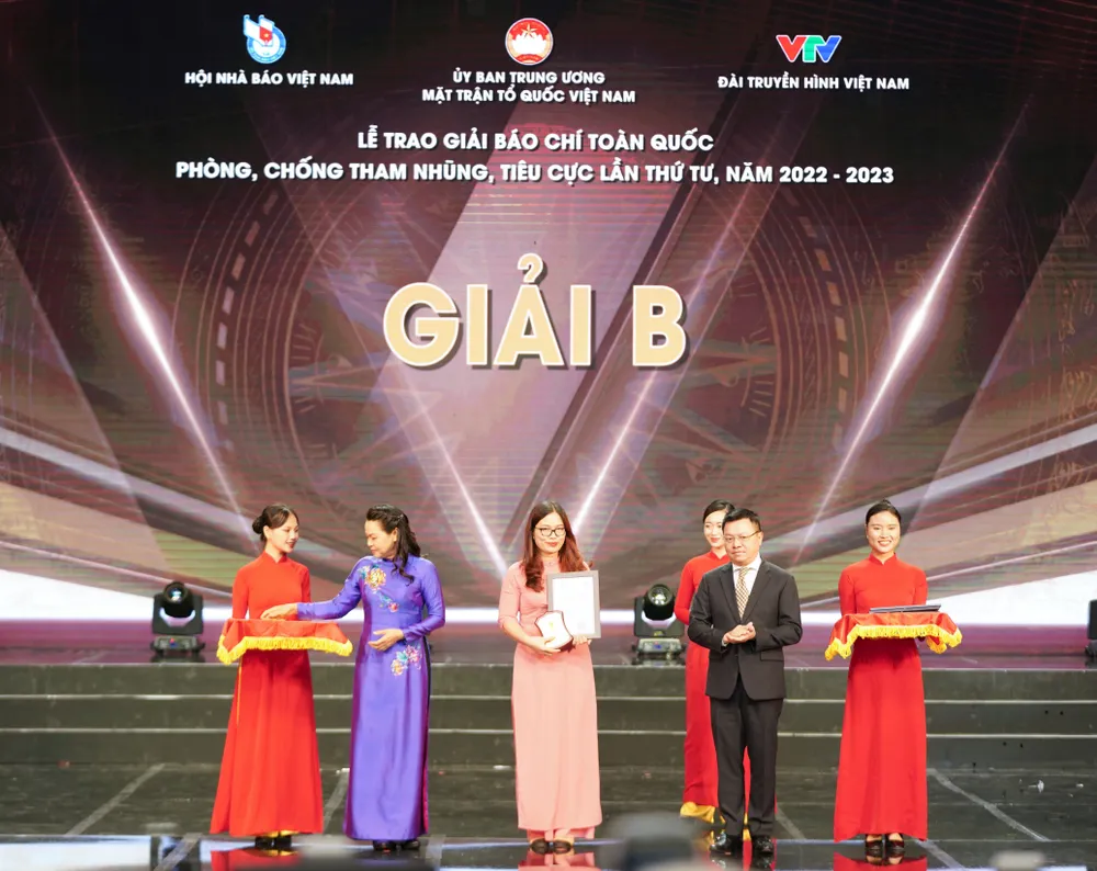 Phóng viên Phan Thảo (bút danh Lâm Nguyên) Báo Sài Gòn Giải Phóng nhận giải B. Ảnh: ĐỖ TRUNG