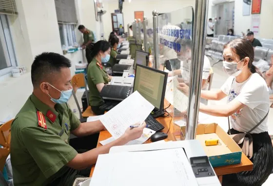 Người dân tới làm hộ chiếu mẫu mới tại Phòng Quản lý xuất nhập cảnh (Công an TP Hà Nội). Ảnh: ĐỖ TRUNG Người dân tới làm hộ chiếu mẫu mới tại Phòng Quản lý xuất nhập cảnh (Công an TP Hà Nội). Ảnh: ĐỖ TRUNG