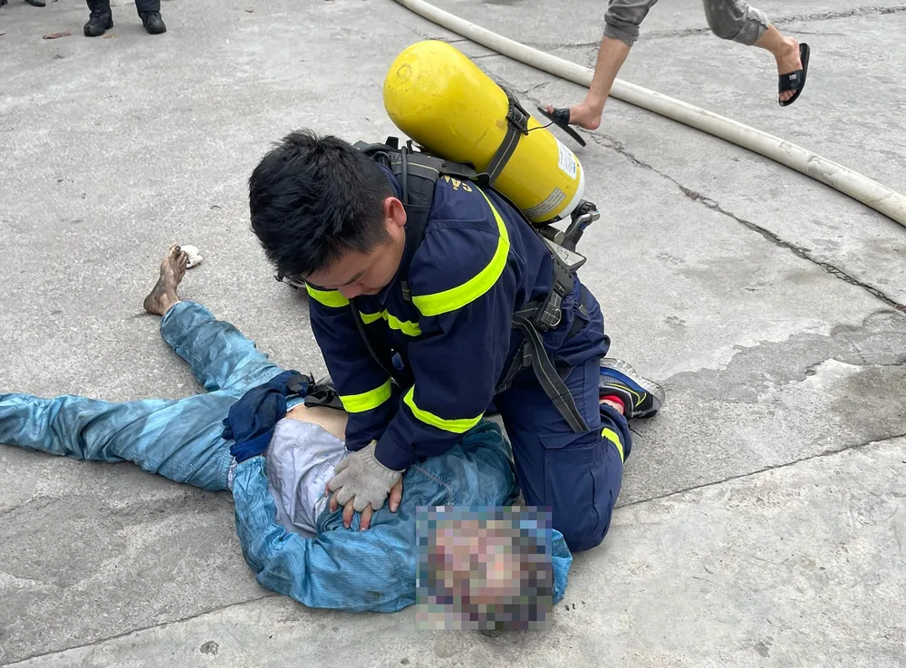 Lực lượng chức năng sơ cứu một nạn nhân