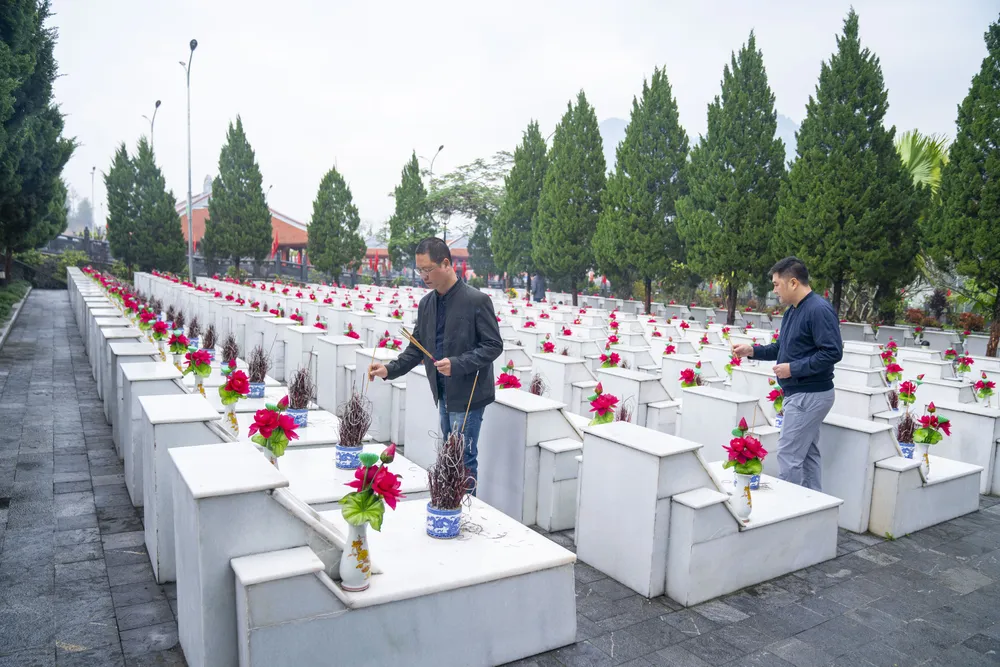 hang-nam-cu-vao-ngay-17-2-nguoi-dan-thap-phuong-thuong-den-thap-huong-cho-cac-anh-hung-liet-si-tai-nghia-trang-vi-xuyen-6070.jpg