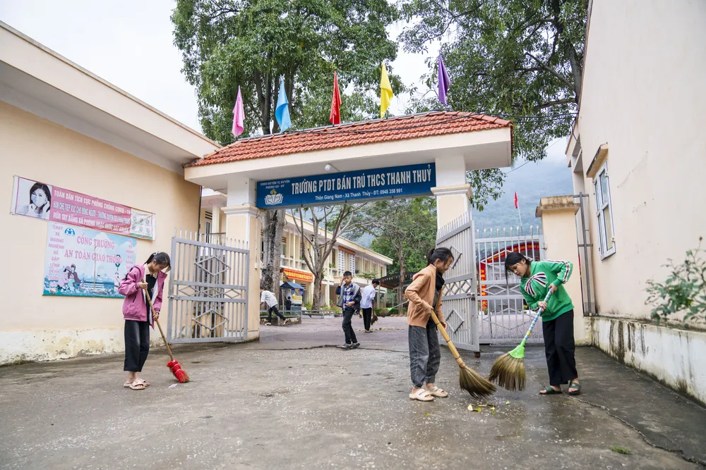 hoc-sinh-ban-tru-truong-ptdt-ban-tru-thcs-thanh-thuy-cu-moi-buoi-hoc-la-don-dep-ve-sinh-quanh-truong-9629.jpg
