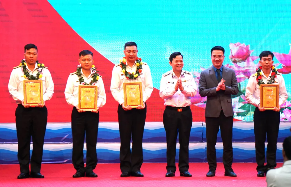 guong mat tieu bieu 2.jpg